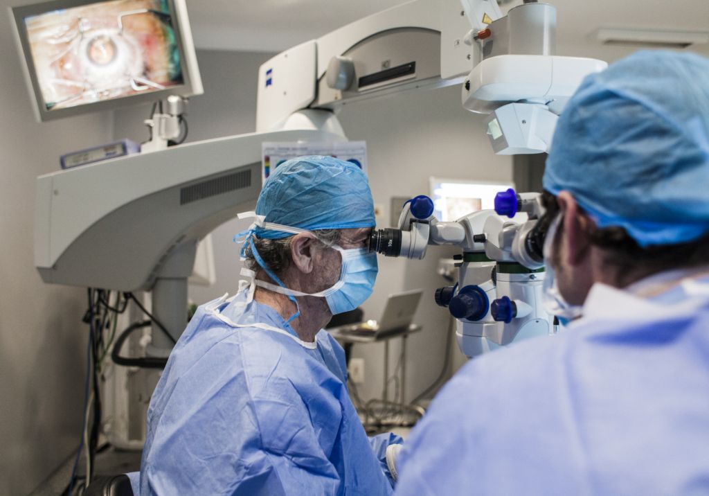 Un oftalmólogo practicando una operación de cataratas