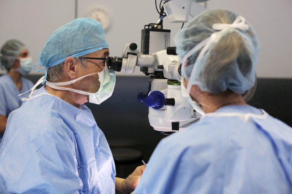 Esta imagen muestra una cirugía escleral, una técnica quirúrgica para reducir el diámetro del globo ocular.
