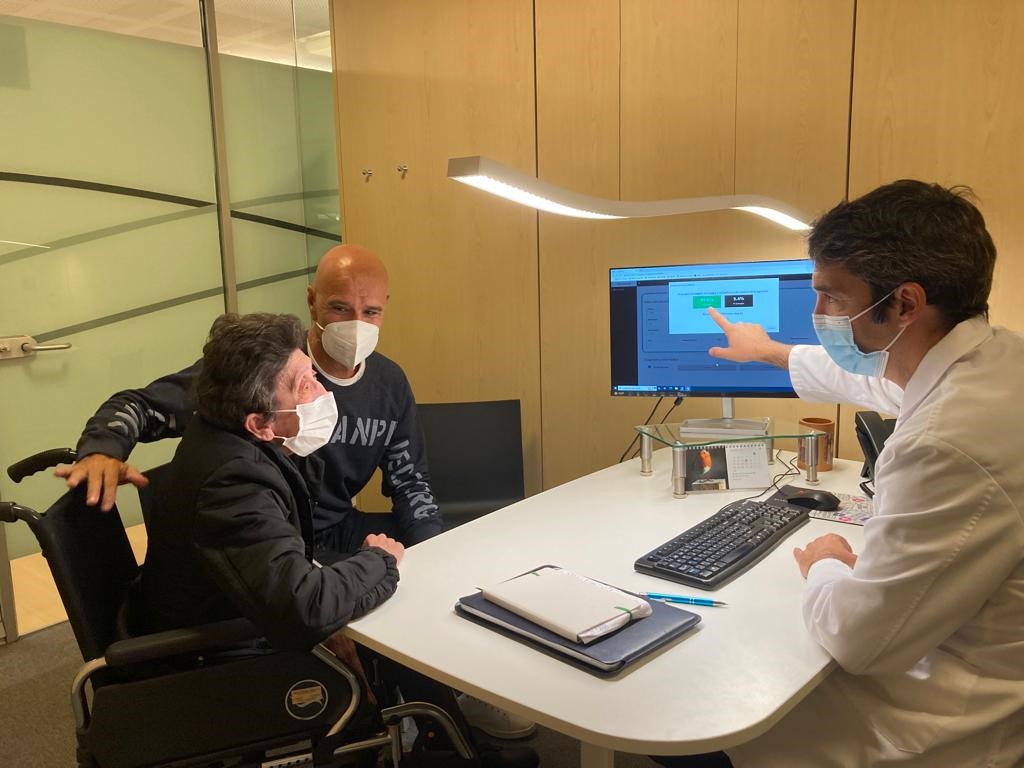 El Dr. Urcola con el asistente virtual para el tratamiento del glaucoma y dos pacientes