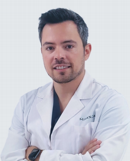 El doctor Carlos Blando, especialista en Oculoplástica en las clínicas oftalmológicas Miranza IBO y Miranza Passeig Mallorca.