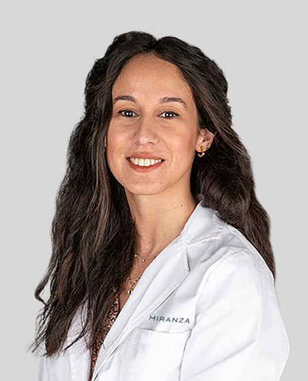 La doctora Laura Porrúa Tubío, especialista en Cirugía Refractiva, Córnea y Cristalino en Miranza Instituto Gómez-Ulla.
