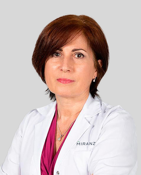 La doctora Rosario Touriño Peralba, especialista en córnea, superficie ocular y trasplantes en Miranza Instituto Gómez-Ulla.