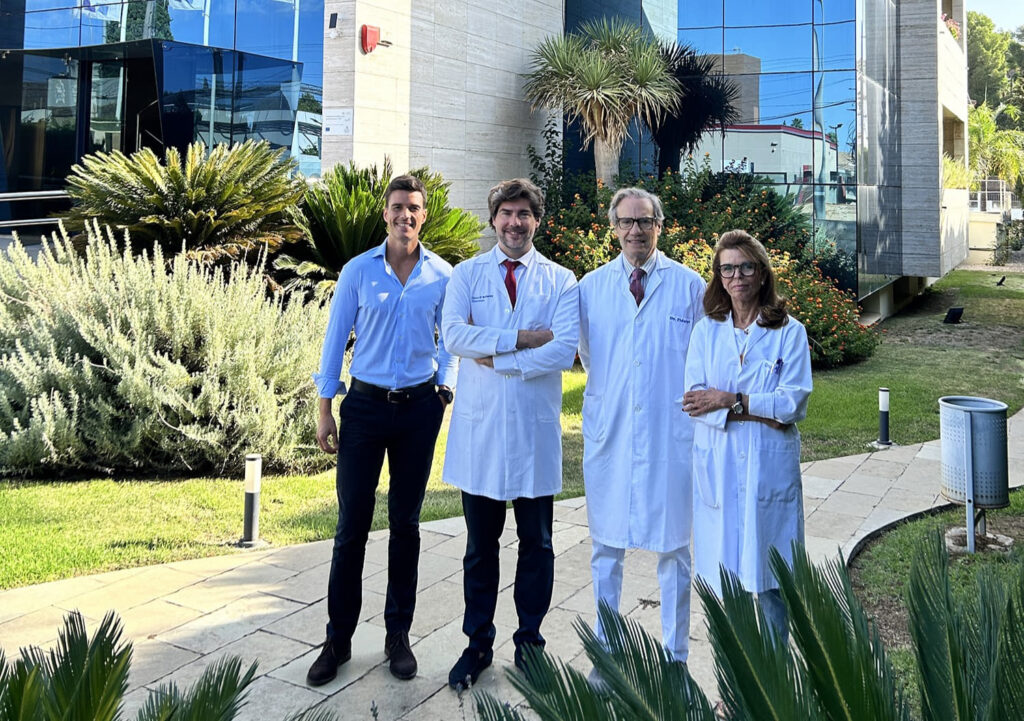 El Dr. Antonio Fidalgo y Mª Teresa Aguado, fundadores de Clínica El Brillante, junto a sus hijos Pablo Fidalgo, gerente, y Álvaro Fidalgo, oftalmólogo del centro.