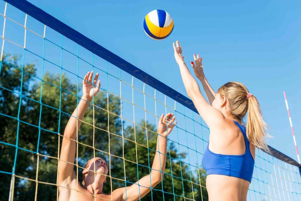 Jugadores de voleibol al aire libre en verano, expuestos a riesgos para la salud ocular