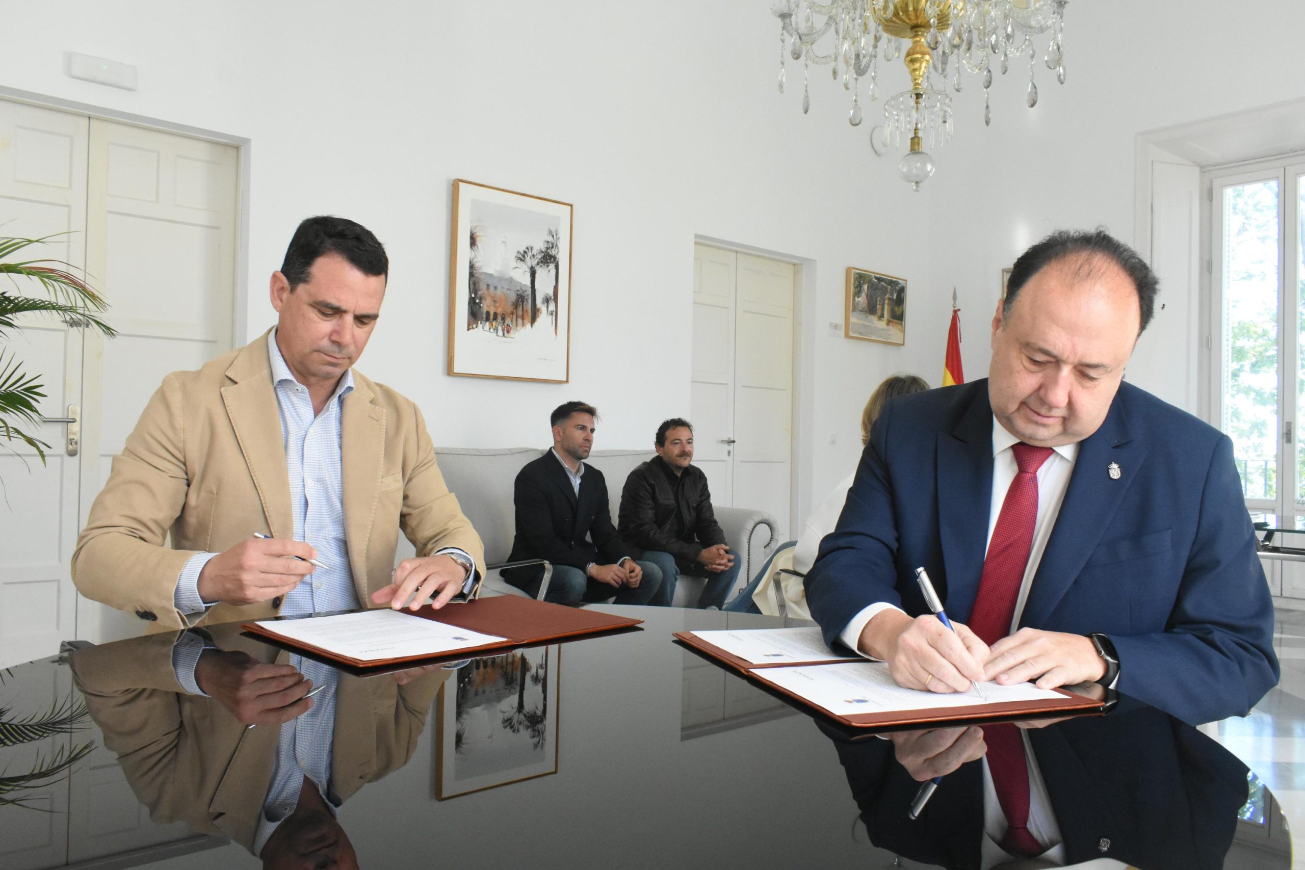 Representantes da Miranza e da Universidade de Cádis assinam acordo institucional em reunião oficial.