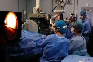 Esta imagen muestra una operación de retina, una de las cirugías más habituales en oftalmología