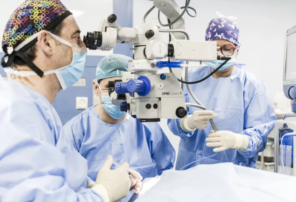 Un oftalmólogo practicando una operación de cataratas en las clínicas Miranza