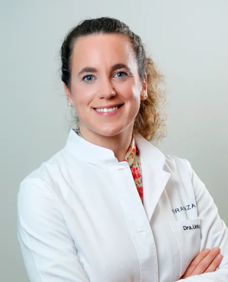 La doctora Amaia Urkia, oftalmóloga especialista en córnea, cataratas, superficie ocular y oftalmología general en Miranza Begitek.