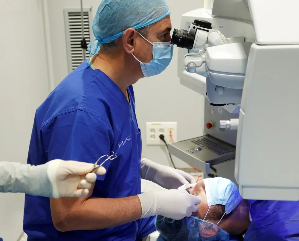 Un doctor realizando una intervención quirúrgica en uno de los ojos de un paciente - Miranza