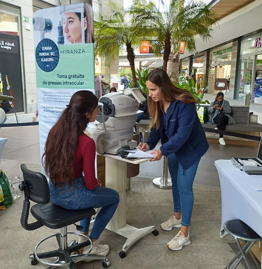 Doctora tomando la presión intraocular a una paciente