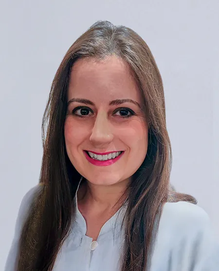 La doctora Cristina Patricia Quiroga De La Hera, especialista en Cataratas y Oculoplástica en Miranza Ókular.