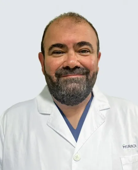 Doctor. Mohamed Shabayek cornea and refractive surgery specialist with extensive experience at Miranza Clínica Muiños