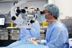 Doctor de MIranza en una operación oftalmológica