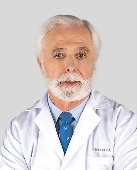 El doctor Francisco Gómez-Ulla, especialista en Retina médica y cirugía vitreo-retiniana en Miranza Instituto Gómez-Ulla