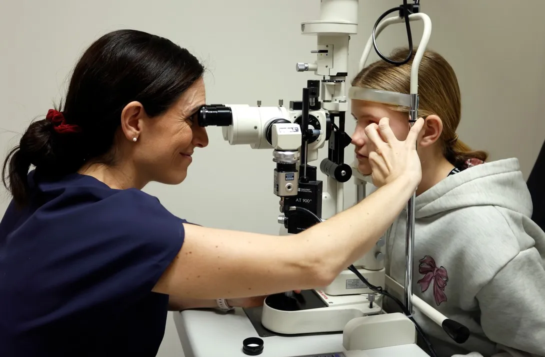 Criança realiza uma avaliação da visão durante uma consulta oftalmológica numa clínica Miranza para detetar alterações visuais na infância.